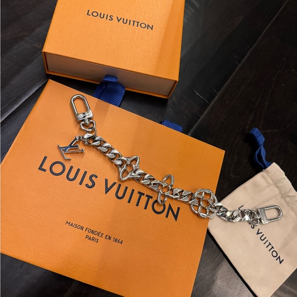 SOLD - LOUIS VUITTON | MNG Giant Chain Key Holder and Bag Charm - Picture 4 of 4